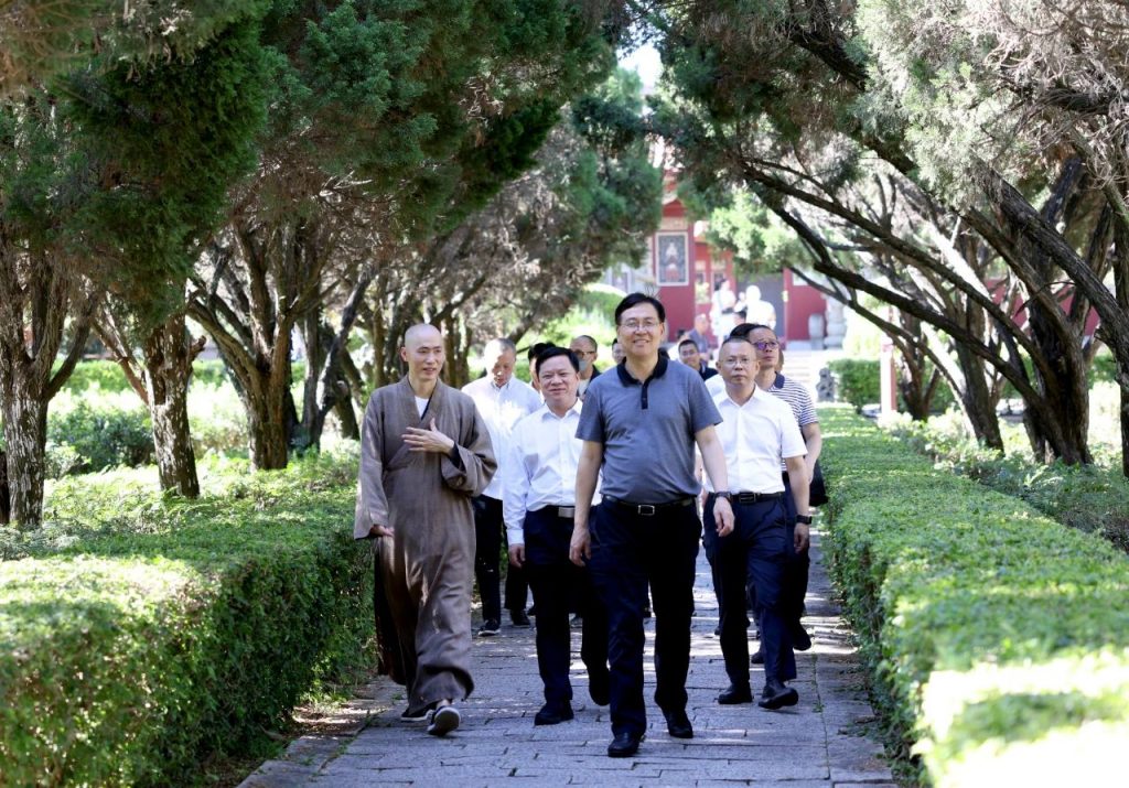 中央统战部副部长、国家宗教事务局局长陈瑞峰走访调研泉州大开元寺