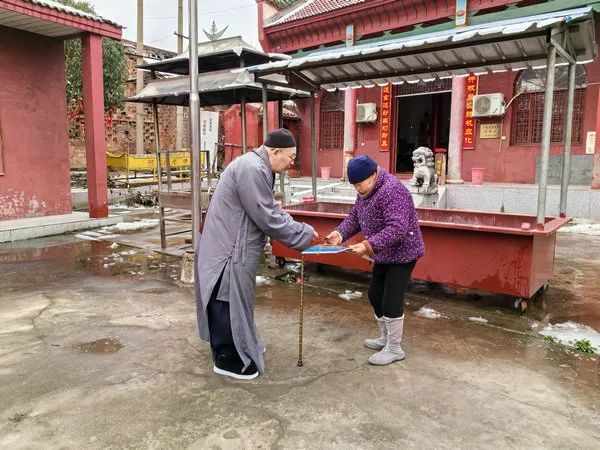 圣辉长老到处在雨夹雪或冻雨恶劣天气中的弱小寺院进行看望慰问