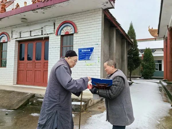 圣辉长老到处在雨夹雪或冻雨恶劣天气中的弱小寺院进行看望慰问