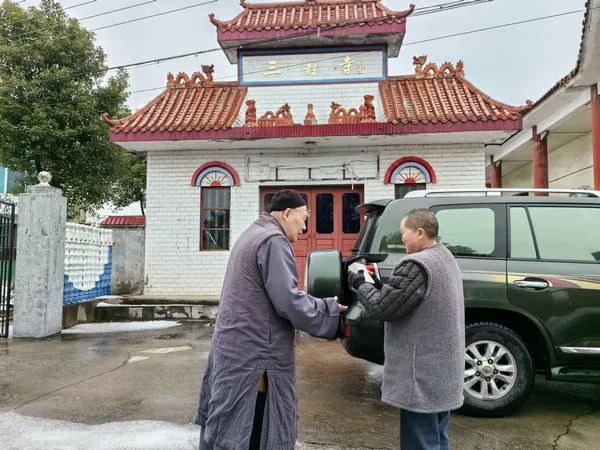 圣辉长老到处在雨夹雪或冻雨恶劣天气中的弱小寺院进行看望慰问