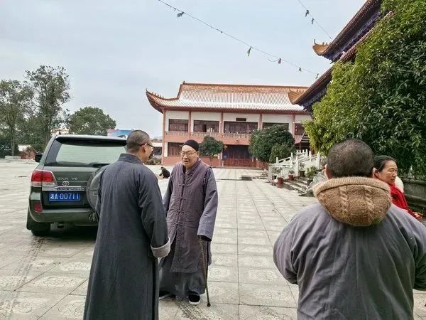 圣辉长老到处在雨夹雪或冻雨恶劣天气中的弱小寺院进行看望慰问