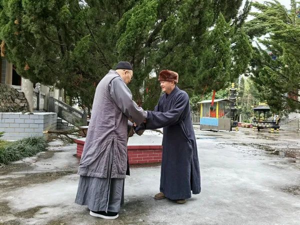 圣辉长老到处在雨夹雪或冻雨恶劣天气中的弱小寺院进行看望慰问