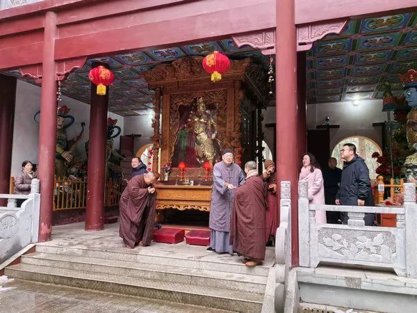 圣辉长老到处在雨夹雪或冻雨恶劣天气中的弱小寺院进行看望慰问