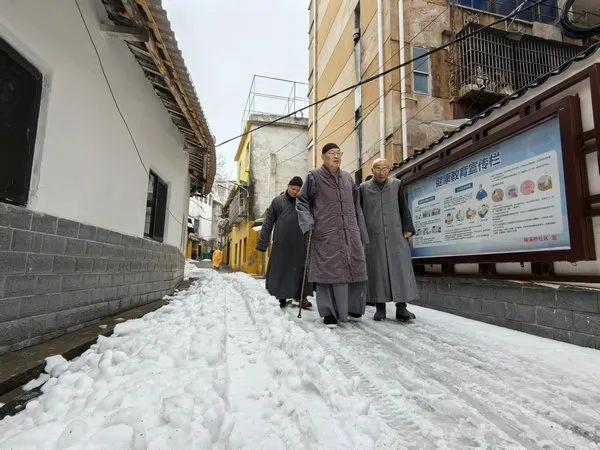 圣辉长老到处在雨夹雪或冻雨恶劣天气中的弱小寺院进行看望慰问