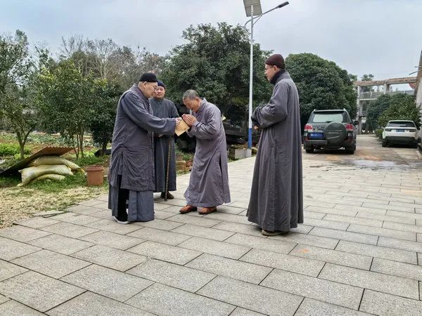 圣辉长老到处在雨夹雪或冻雨恶劣天气中的弱小寺院进行看望慰问