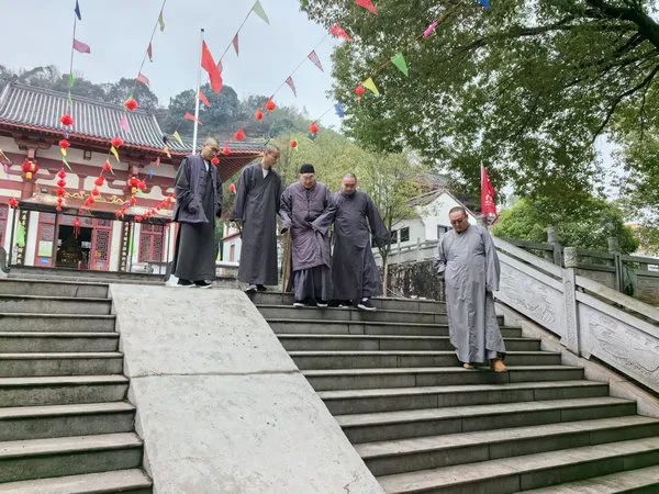 圣辉长老到处在雨夹雪或冻雨恶劣天气中的弱小寺院进行看望慰问