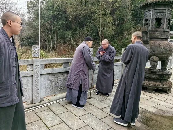 圣辉长老到处在雨夹雪或冻雨恶劣天气中的弱小寺院进行看望慰问