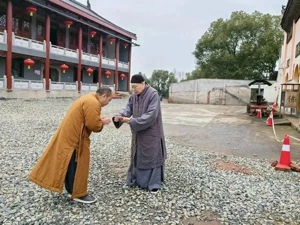 圣辉长老到处在雨夹雪或冻雨恶劣天气中的弱小寺院进行看望慰问