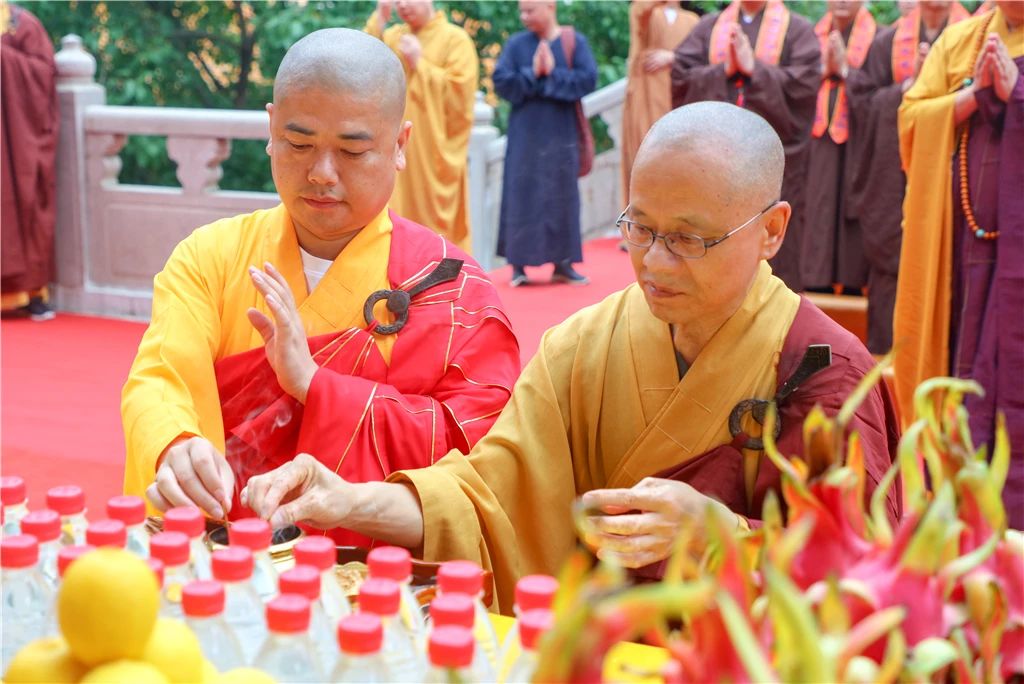 弘法寺举行恭送本焕长老舍利赴兴宁神光寺永久供奉法会