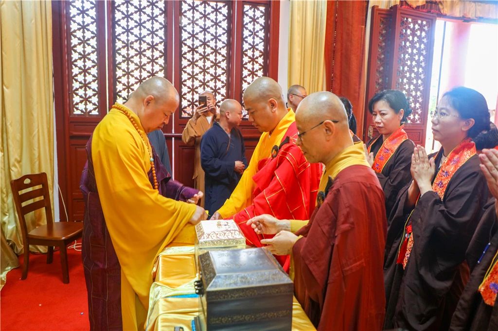 弘法寺举行恭送本焕长老舍利赴兴宁神光寺永久供奉法会