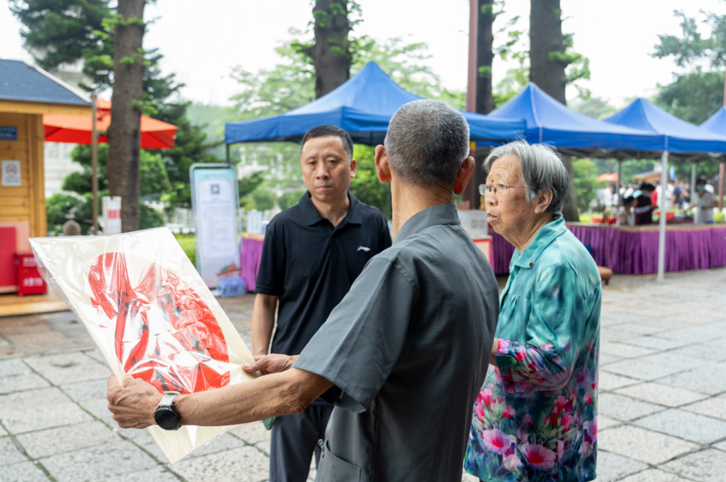 “挥毫泼墨染慈悲，众缘香山积福田”——南普陀寺书画义卖展开幕