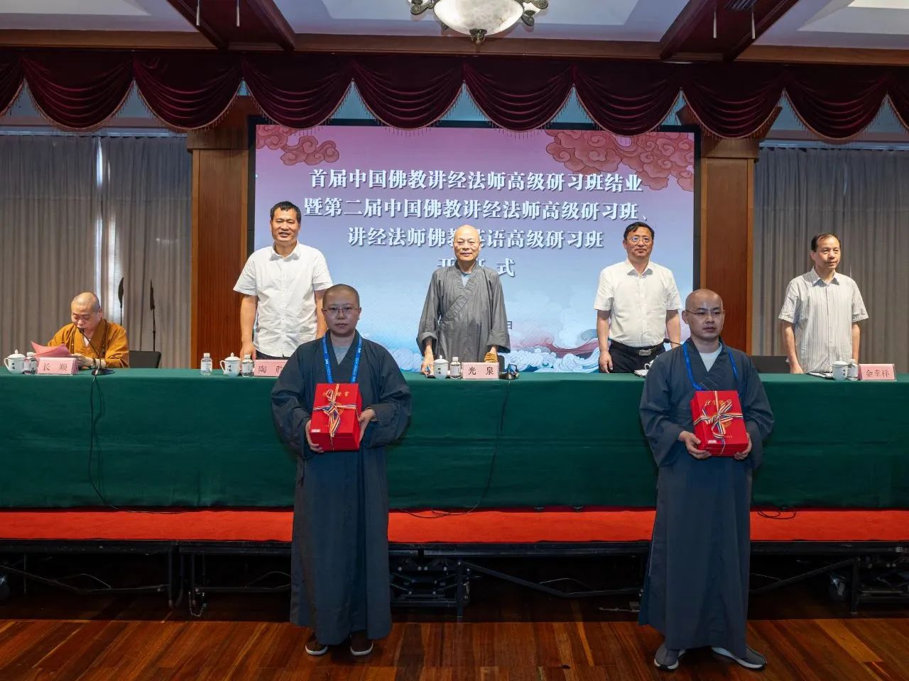 首届中国佛教讲经法师高级研习班结业暨第二届中国佛教讲经法师高级研习班、讲经法师佛教英语高级研习班开班式在杭州灵隐寺举行