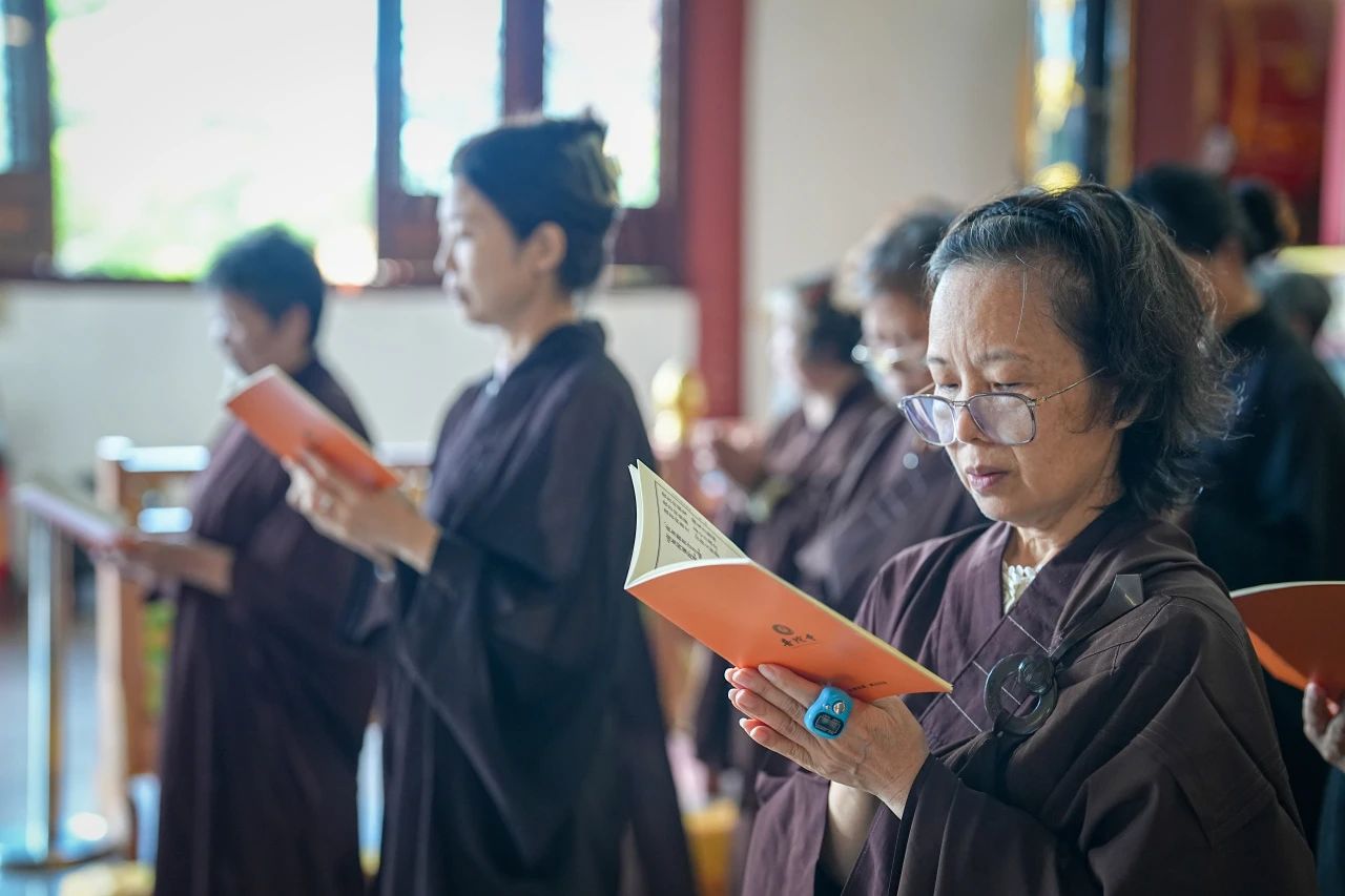 普陀寺大悲七共修法会熏坛洒净正式起七