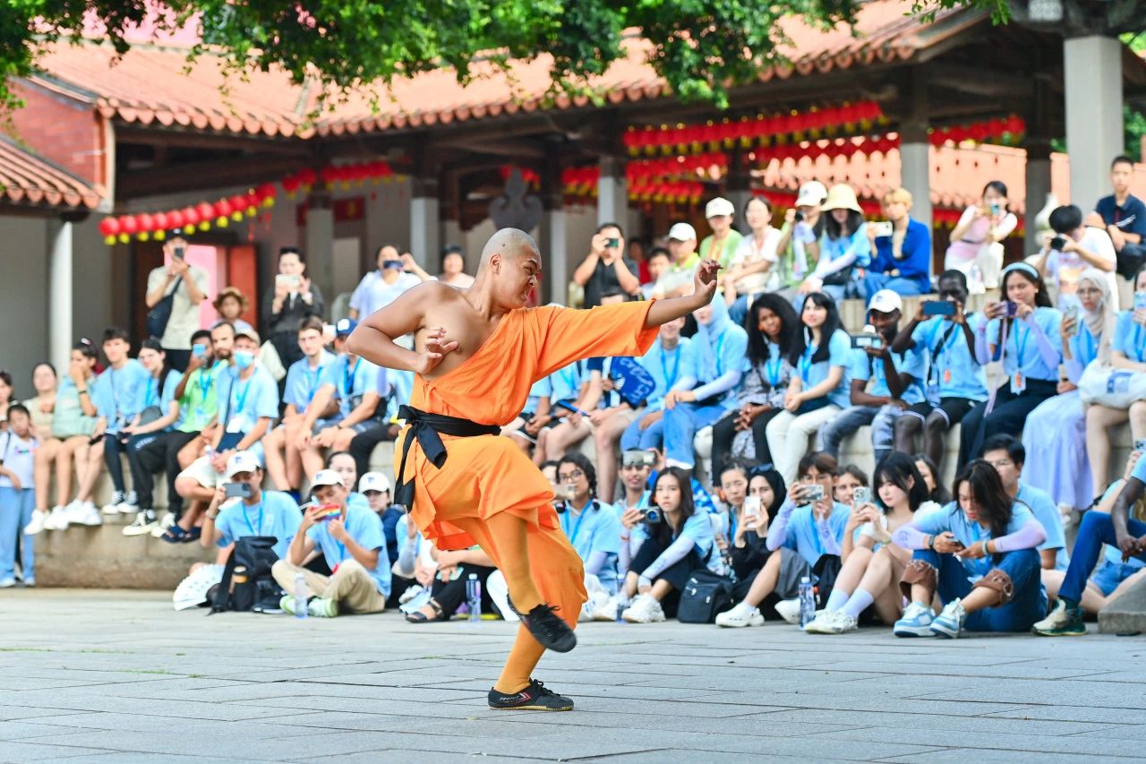 第二十三届“汉语桥”选手走进泉州少林寺，感受传承千年的禅武文化