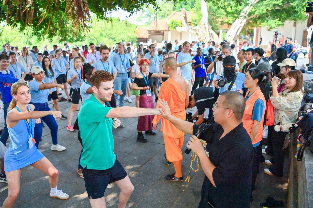 第二十三届“汉语桥”选手走进泉州少林寺，感受传承千年的禅武文化