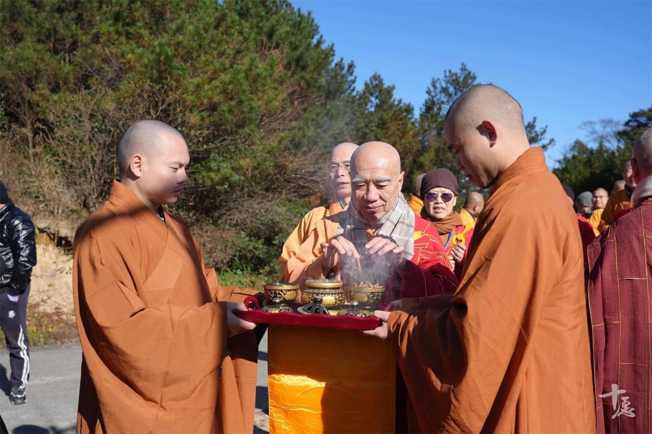 太殊胜了 | 两岸高僧登顶泰宁弥勒山，为世界和平祈福