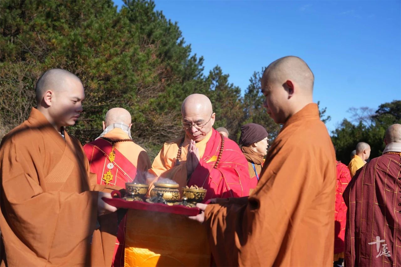 太殊胜了 | 两岸高僧登顶泰宁弥勒山，为世界和平祈福