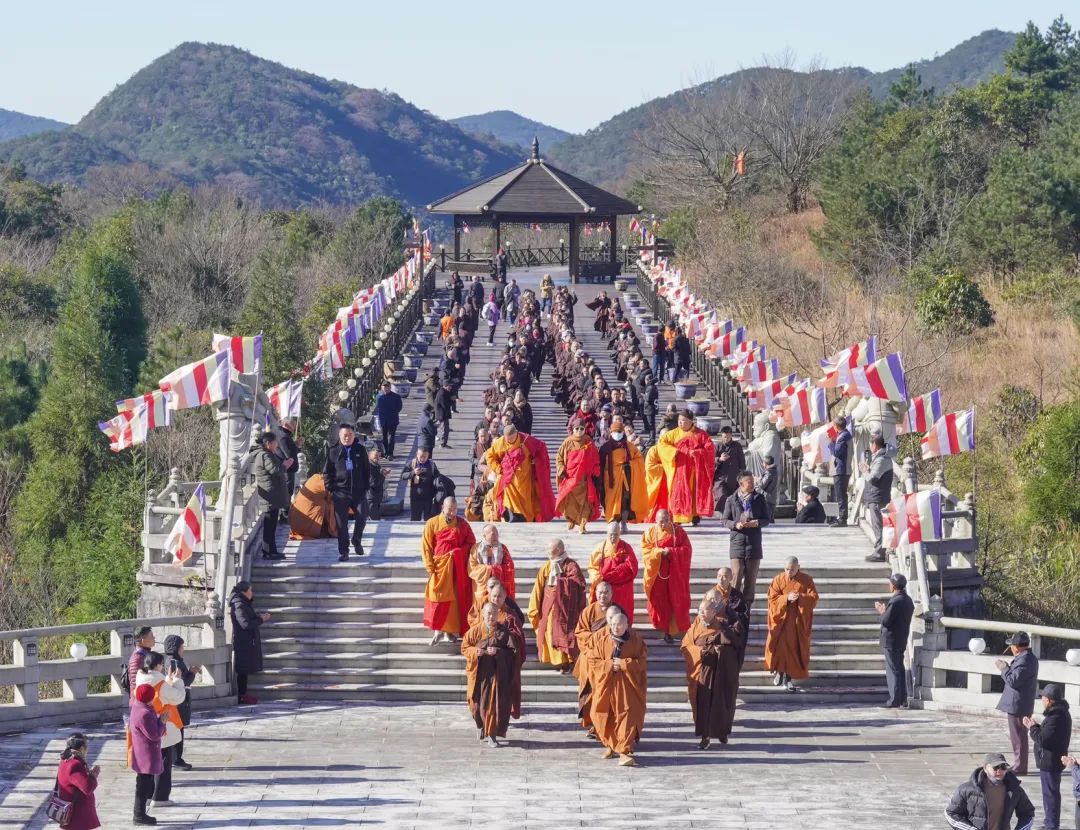 太殊胜了 | 两岸高僧登顶泰宁弥勒山，为世界和平祈福