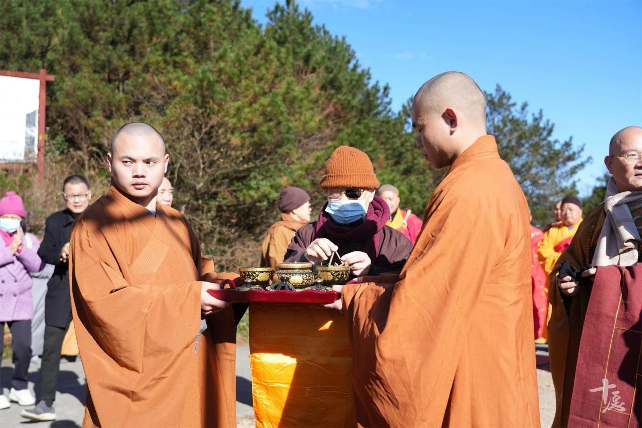 太殊胜了 | 两岸高僧登顶泰宁弥勒山，为世界和平祈福