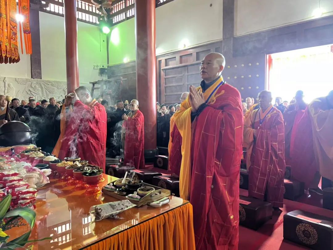 太殊胜了 | 两岸高僧登顶泰宁弥勒山，为世界和平祈福