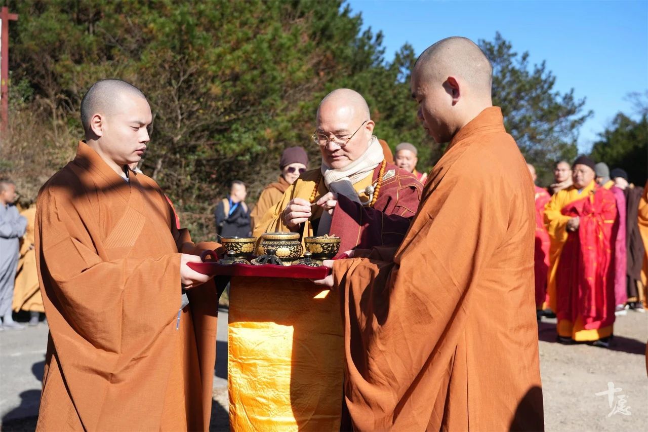 太殊胜了 | 两岸高僧登顶泰宁弥勒山，为世界和平祈福