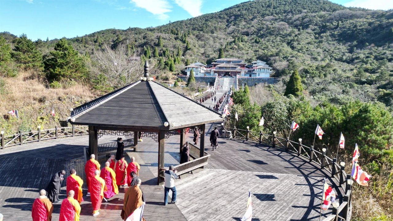 太殊胜了 | 两岸高僧登顶泰宁弥勒山，为世界和平祈福